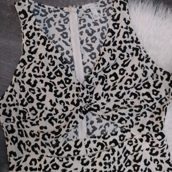 Leith Leopard print Front Twist Dress

Size Large - Picture 6 of 11